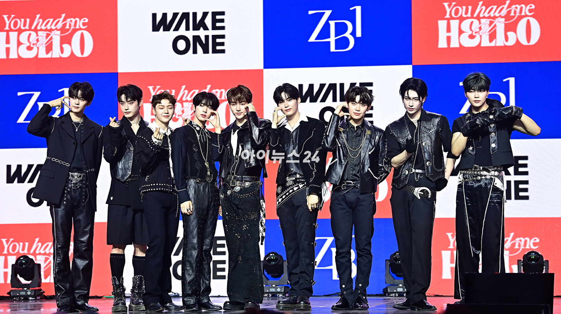 그룹 제로베이스원(ZEROBASEONE)이 13일 오후 서울 용산구 블루스퀘어에서 열린 미니 3집 'You had me at HELLO' 발매 기념 쇼케이스에서 포토타임을 갖고 있다. [사진=곽영래 기자]