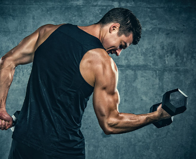 덤벨운동을 하고 있는 남성