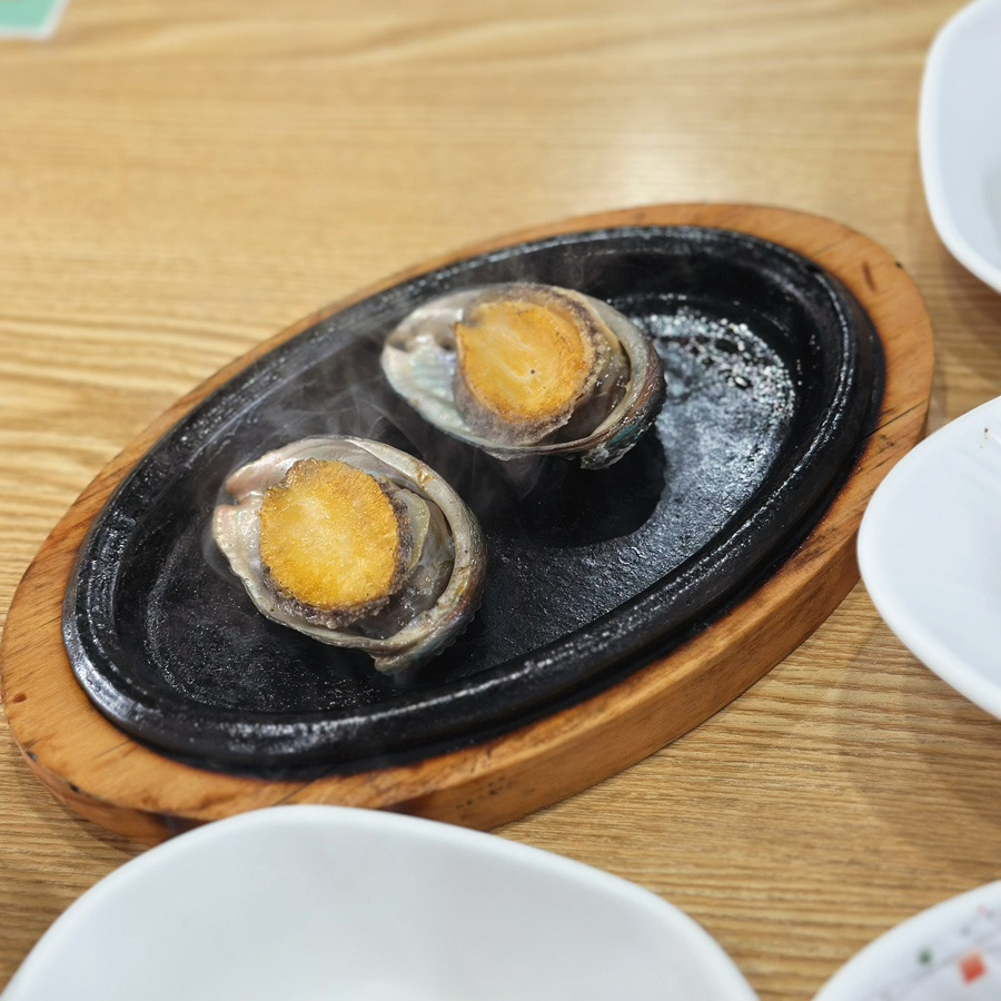 선명전복 버터전복구이 – 노릇노릇하게 구워진 전복에 녹아든 진한 버터 풍미