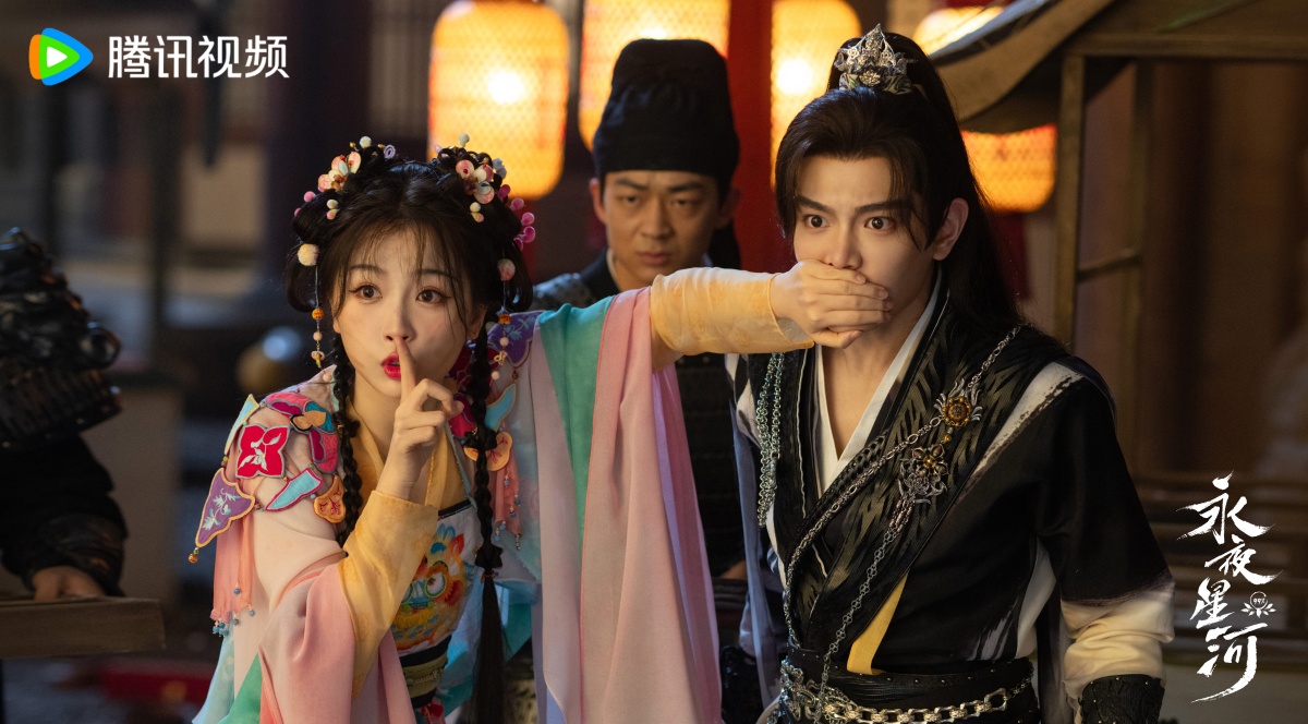 영야성하-우서흔과 정우혜-쉿하고 있는 우서흔과 정우혜모습