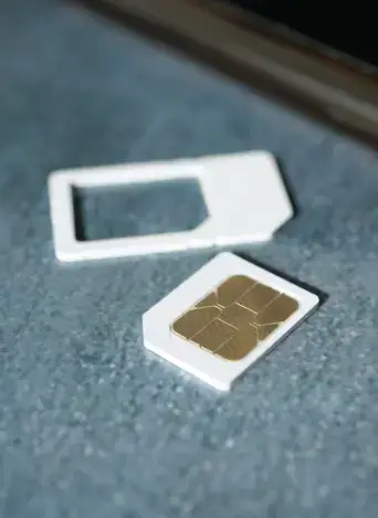 SKT 유심 무상 교체 시 사용되는 유심 카드와 어댑터 구성품. 유심 무료 교체 방법 안내를 위한 실제 도구 예시로&amp;#44; 알뜰폰 사용자도 활용 가능