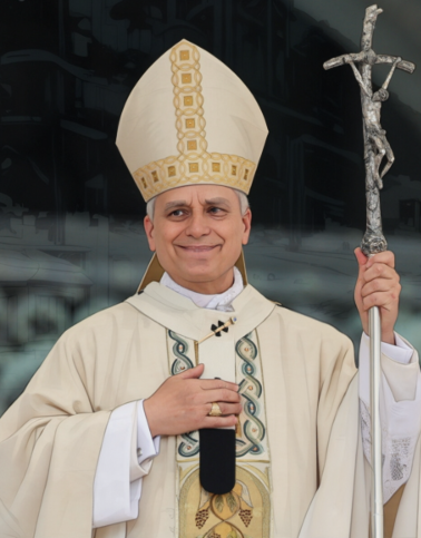 2025년 5월 8일 제266대 교황으로 선출된 레오 14세(Pope Leo XIV)는 미국 출신으로 아메리카와 중남미에서 목회 경력을 쌓은 뒤 바티칸의 주요 직책을 역임하며, 통합과 평화를 강조하는 ‘중도적·도덕적 리더십’을 펼치고 있습니다. 한국은 민주주의, 종교 자유, 인권 존중의 가치를 교황청과 공유하며, 특히 교황의 방한·방북 가능성과 2027 WYD 서울 개최를 통해 평화 외교와 국제 신뢰를 강화할 수 있는 중요한 파트너로 자리매김합니다. 국내외 정치·군사 중심 외교를 넘어 도덕·문화 기반의 외교 자산을 확보하는 기회입니다.