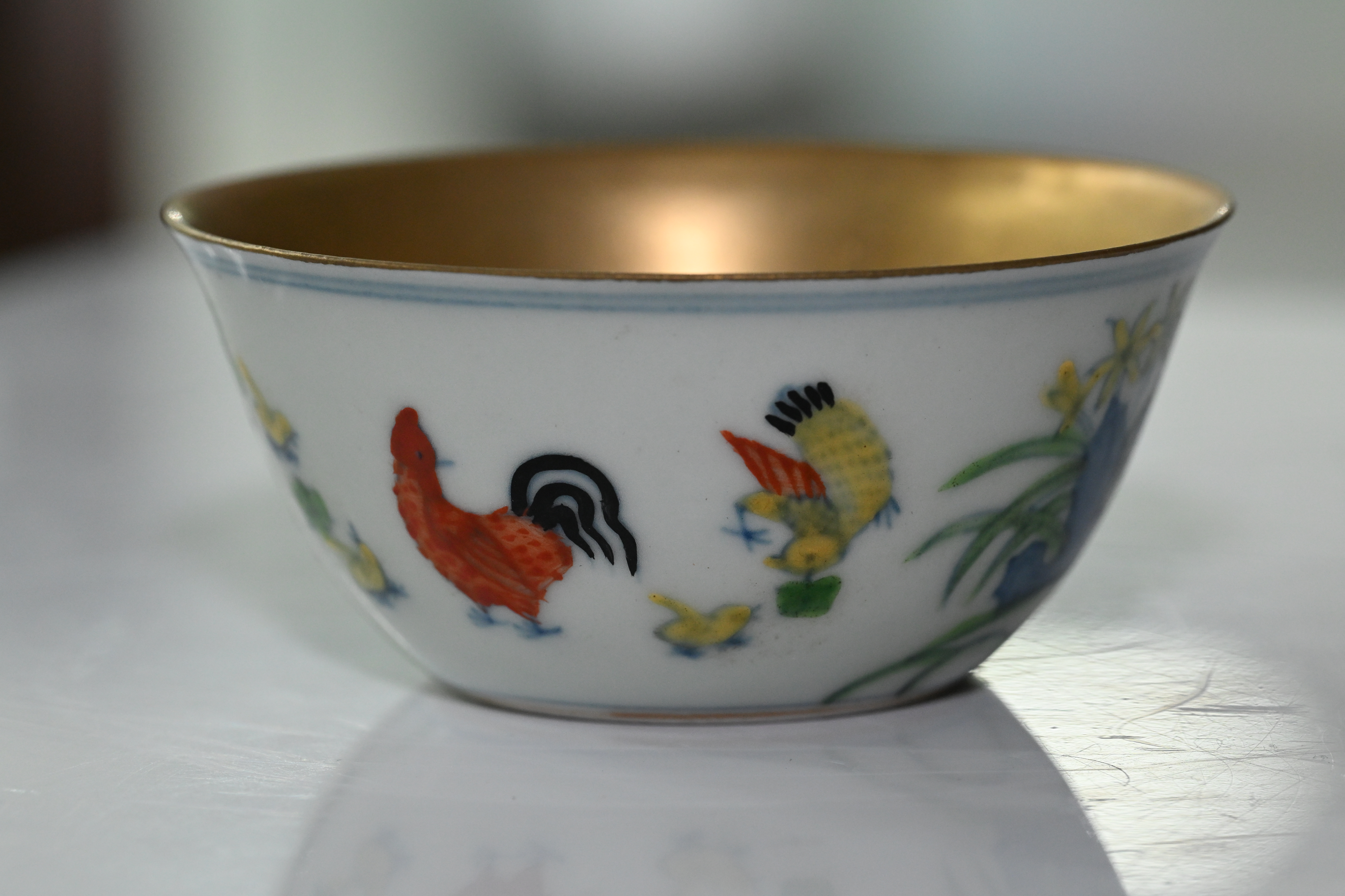 * **名称 Description:** 明代成化年鸡缸杯 (명대 성화년 계항배) * **年代 Period:** 明 代 (명대) * **质地 Quality:** 陶 瓷 (도자) * **尺寸 Size:** 高: 3.8cm 口径: 8cm * **质量 Weight:** 一对 (한 쌍)
