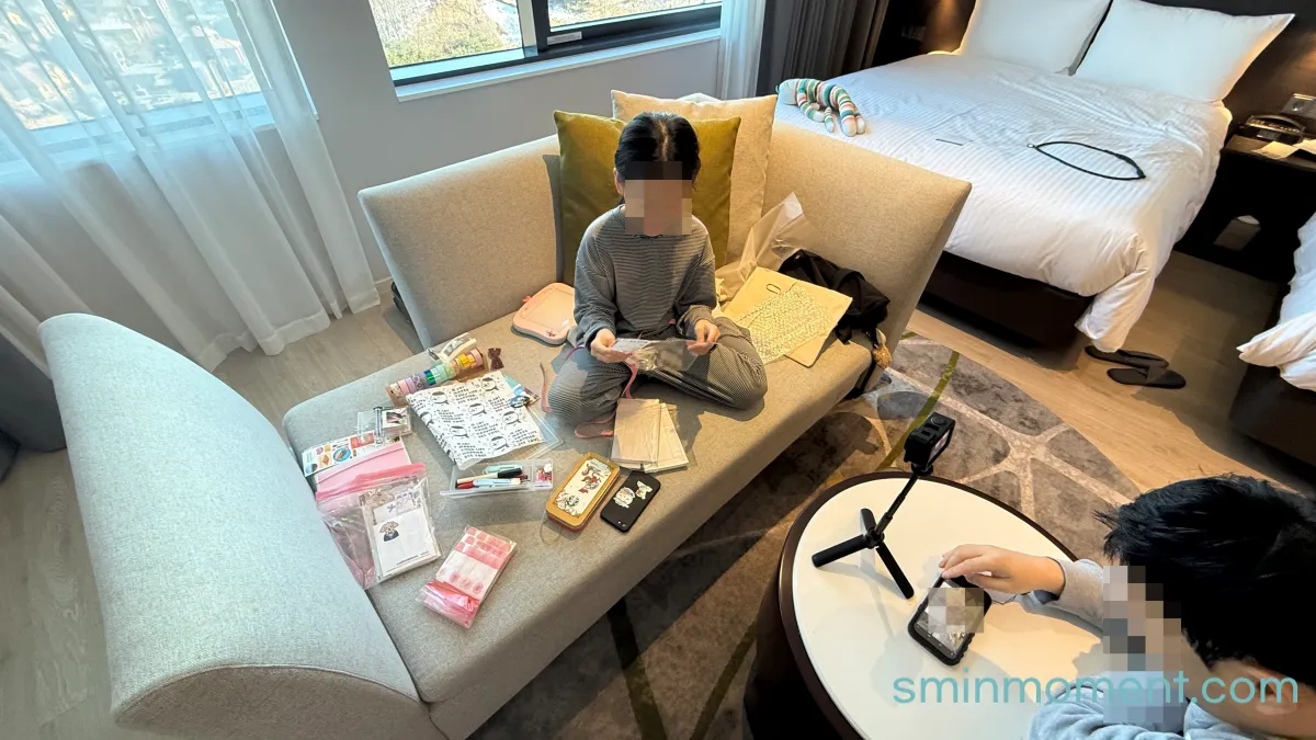 나인트리-바이-파르나스-판교-서울-주니어스위트패밀리-개방감-넓은룸-특이한-소파