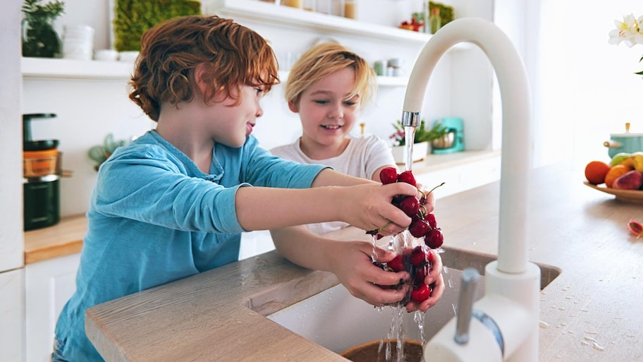 Energy-efficient reverse osmosis water purifier and eco-friendly kitchen interior