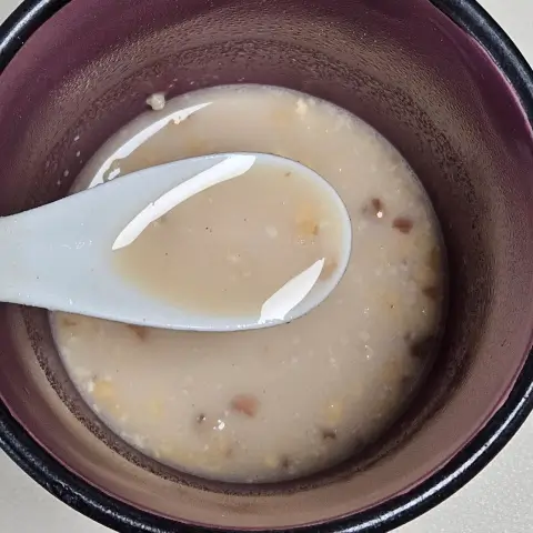 숟가락으로 떠본 노브랜드 율무차 속 아몬드와 호두 알갱이 입자 확대 사진