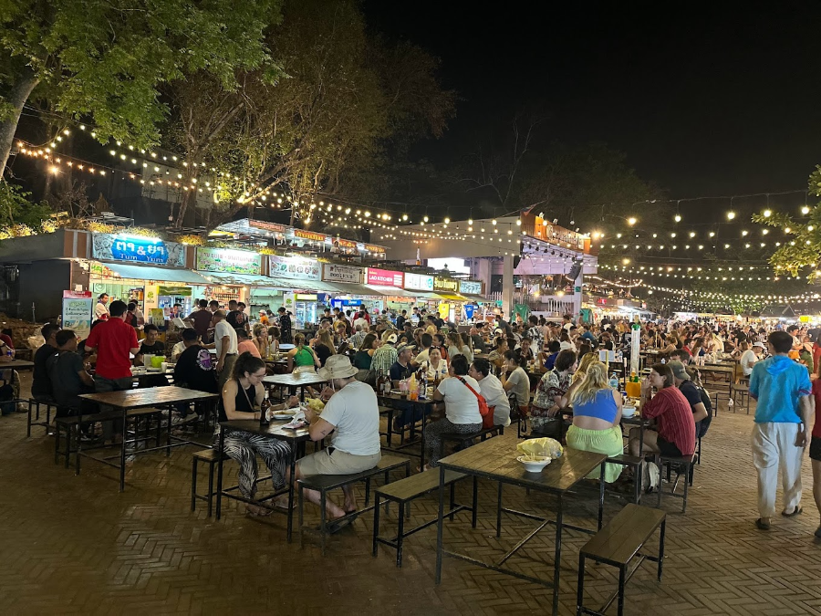 사람들로 북적이는 몽족야시장