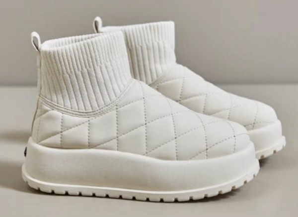 겨울 여행 시 필수 아이템 털 부츠