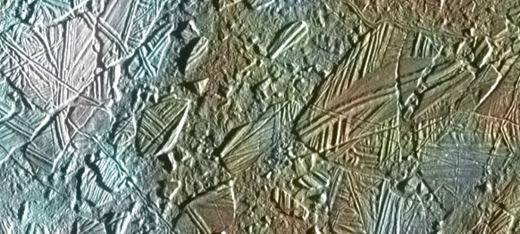 유로파 표면의 크랙 사진