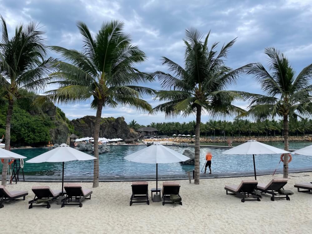 나트랑 아미아나 리조트 - 해수풀 수영장&썬베드 모습