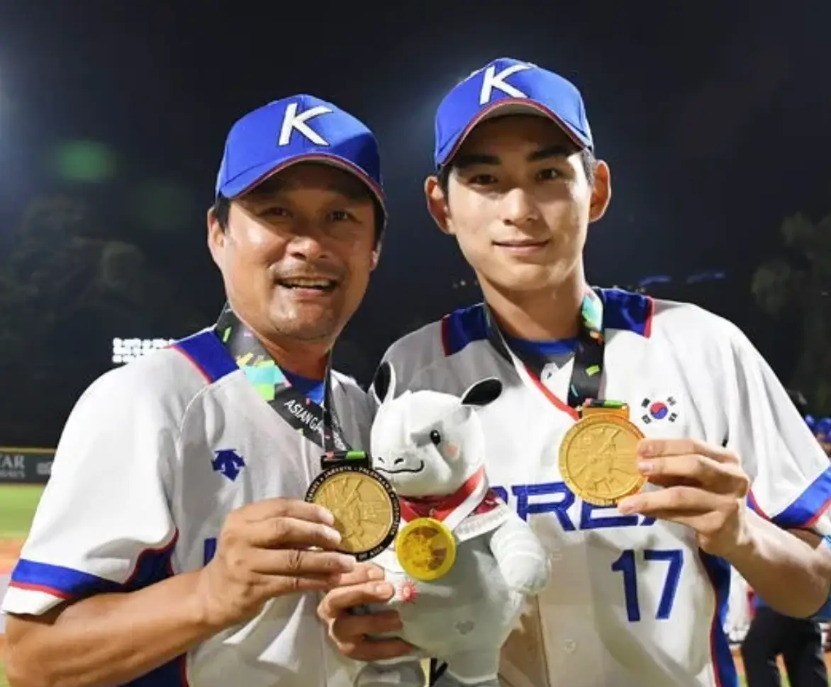 이정후-흰유니폼 파란모자를 쓴채 목에 금메달을 들고 들고 기뻐하고 있는 이종범과 이정후