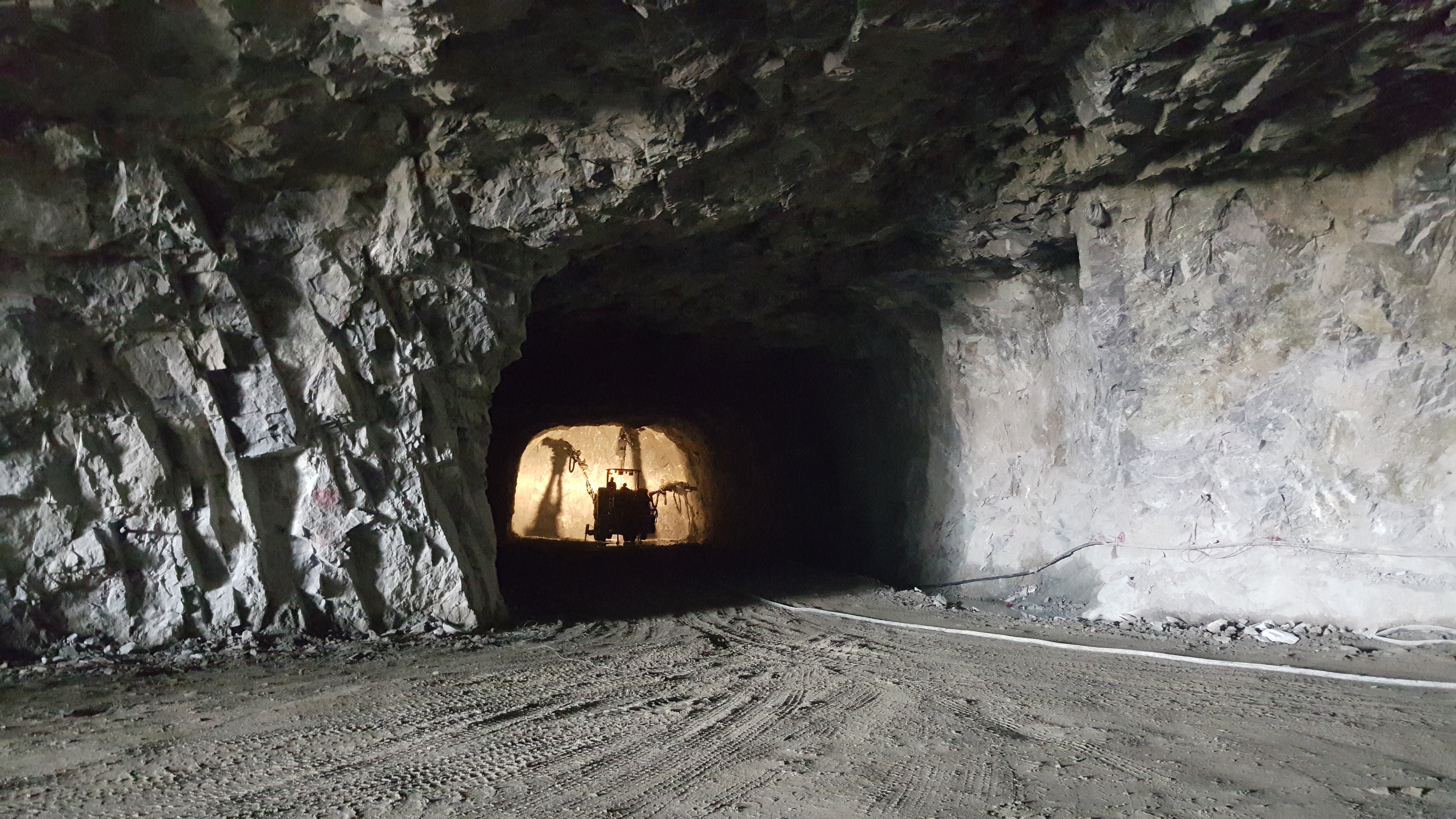 터널속에 로우더