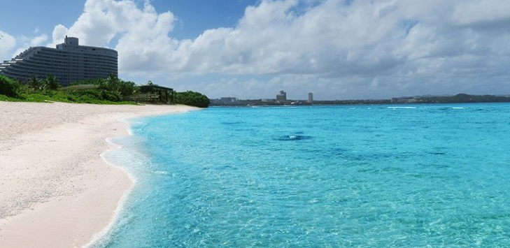 괌 해변의 맑은 바다 사진