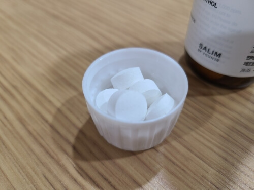뚜껑에 담긴 고체 치약 사진