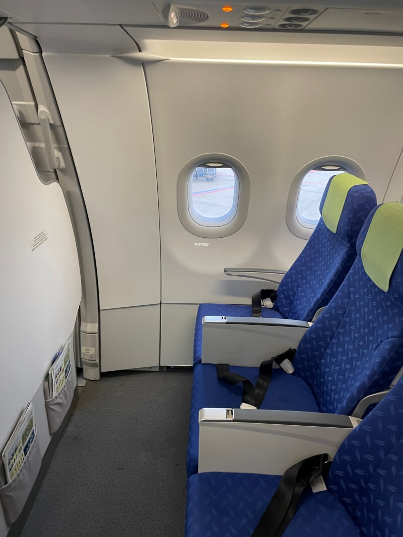 에어부산 자리 비교 - A321 D,E,F 1열 좌석 간격 넓이