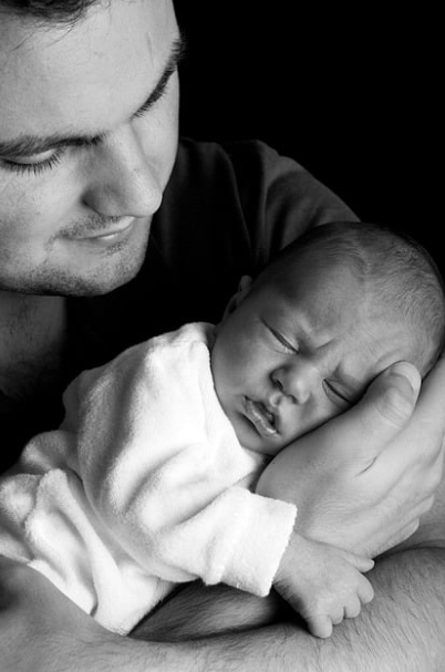 신생아를 보고 행복해하는 아빠