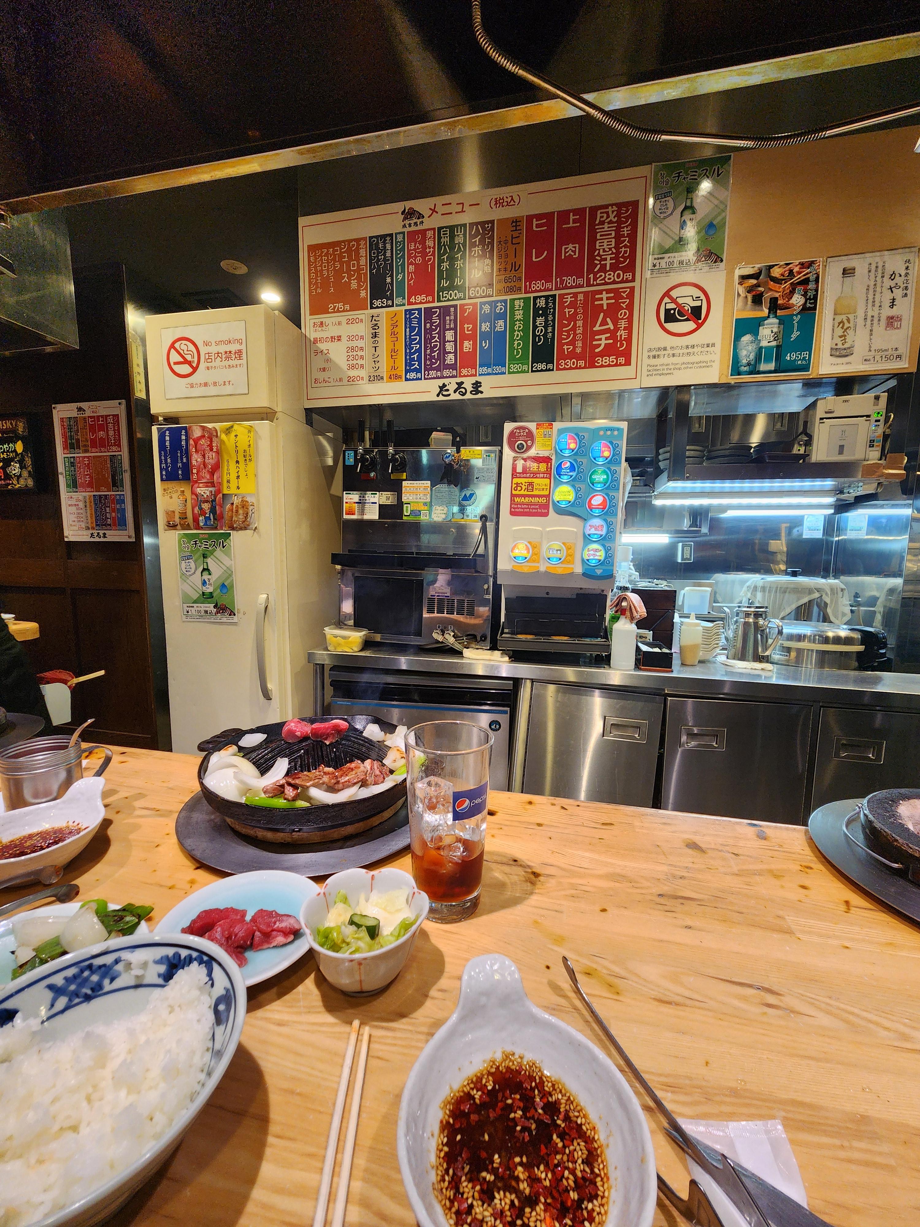 주문한 메뉴가 모두 테이블에 나와 세팅이 완료된 모습, 특제 간장소스