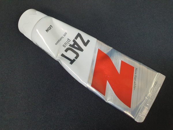 검은색-바닥에-놓여있는-치약