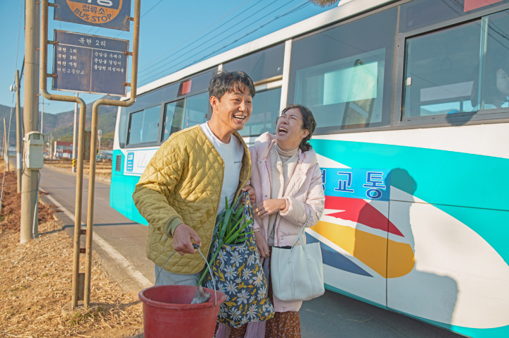 혜란과웃으면서걸어가고있는박성웅