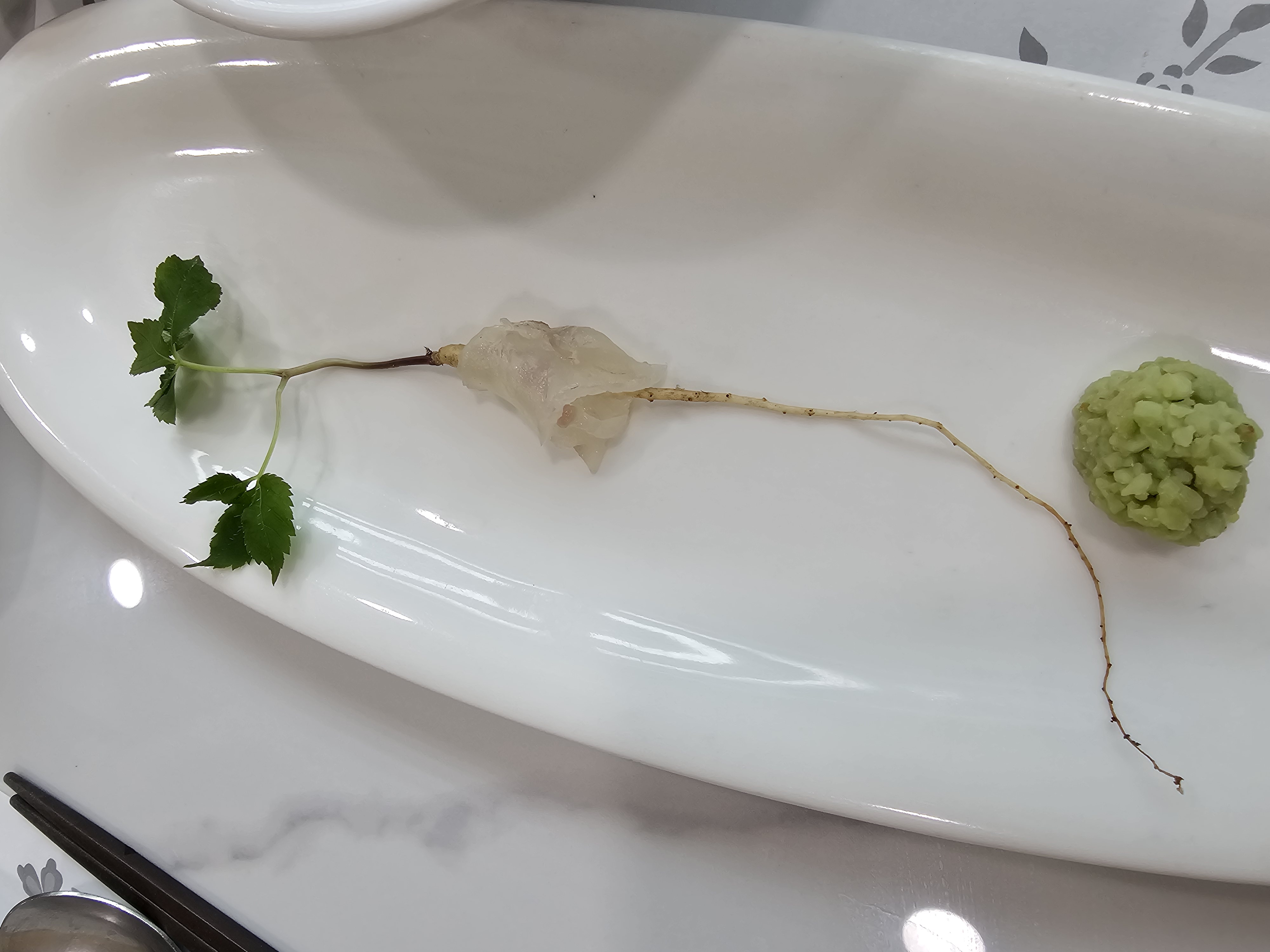 부산 청죽일식 사시미 세팅, 와사비와 장식 잎