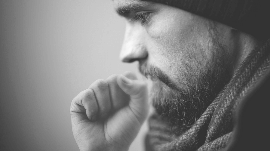 가래가 생기는 원인으로 약한 기침을 하고 있다