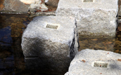 개울가가 흐르는 돌담길