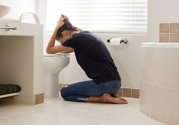 입덧으로 토하는 여성의 사진