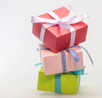 선물상자 3개가 쌓인 모습