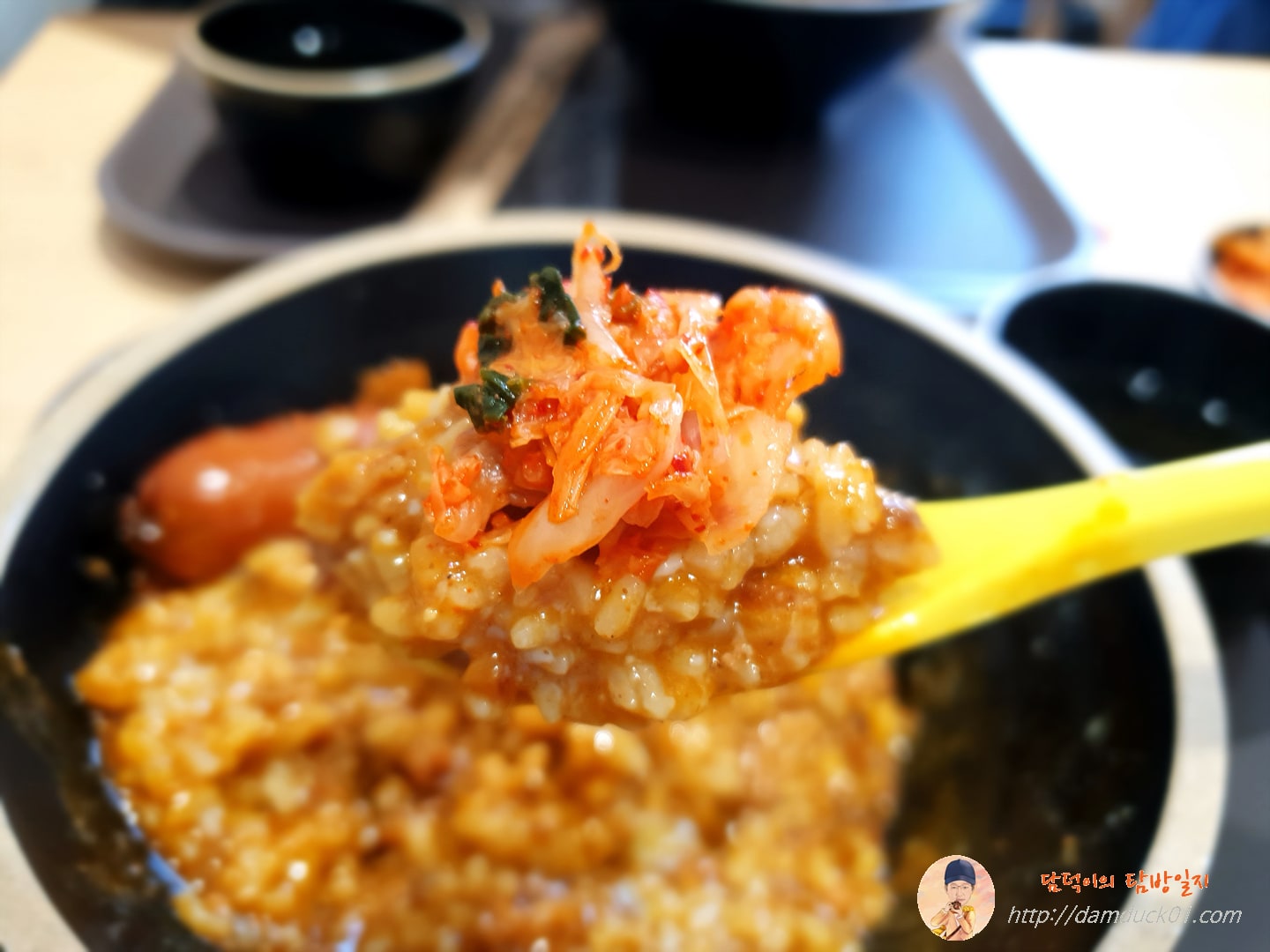 삼겹살 카레에 김치 얹어서 한 입