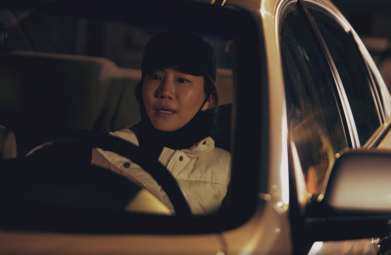 하얀 차를 탄 여자