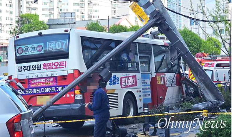 광주 시내버스 사고 남구 주월동 승합차 충돌 14명 부상