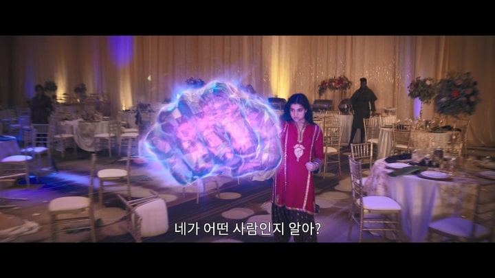 코스믹 에너지로 큰 주먹을 소환하는 여자 아이의 모습