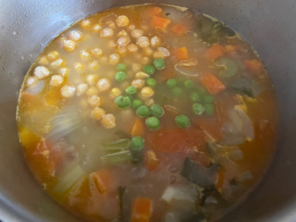 샐러리 수프에 콩도 많이 넣어서 단백질 추가