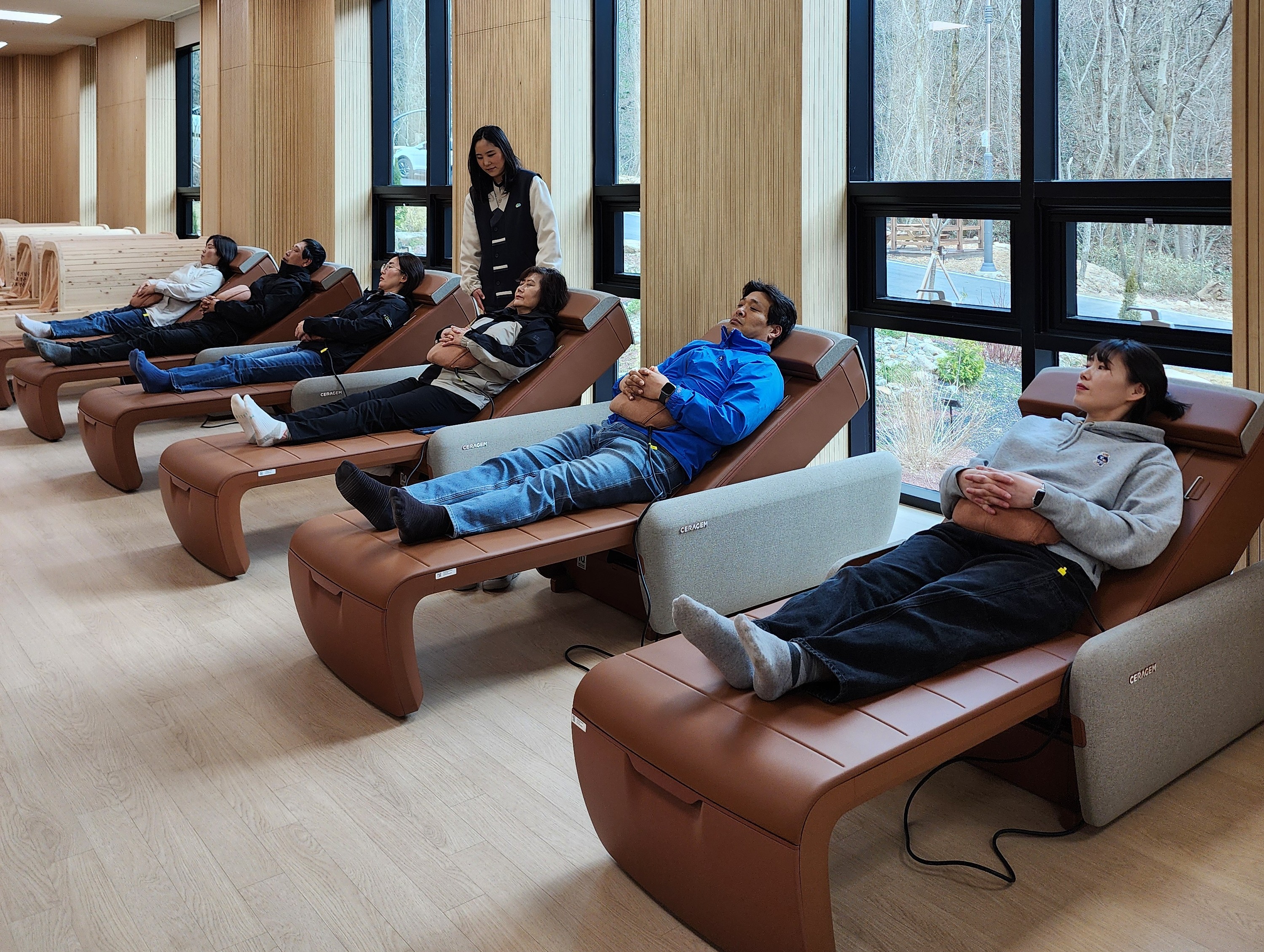 수압 마사지기와 척추 온열기, 편백 온열돔을 이용해 심신의 피로를 집중적으로 관리하는 프로그램