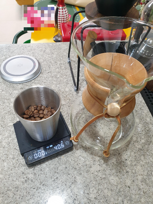 테이블 위에 40.6g의 원두와 케멕스 드리퍼가 올려져 있다.