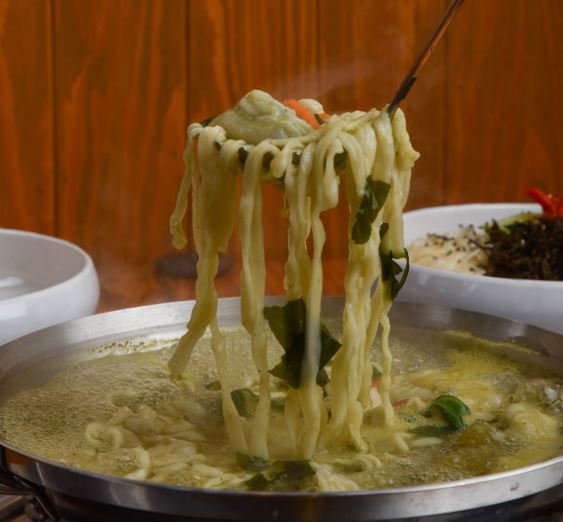 잘 끓인 칼국수를 한 젓가락 들어올린 모습