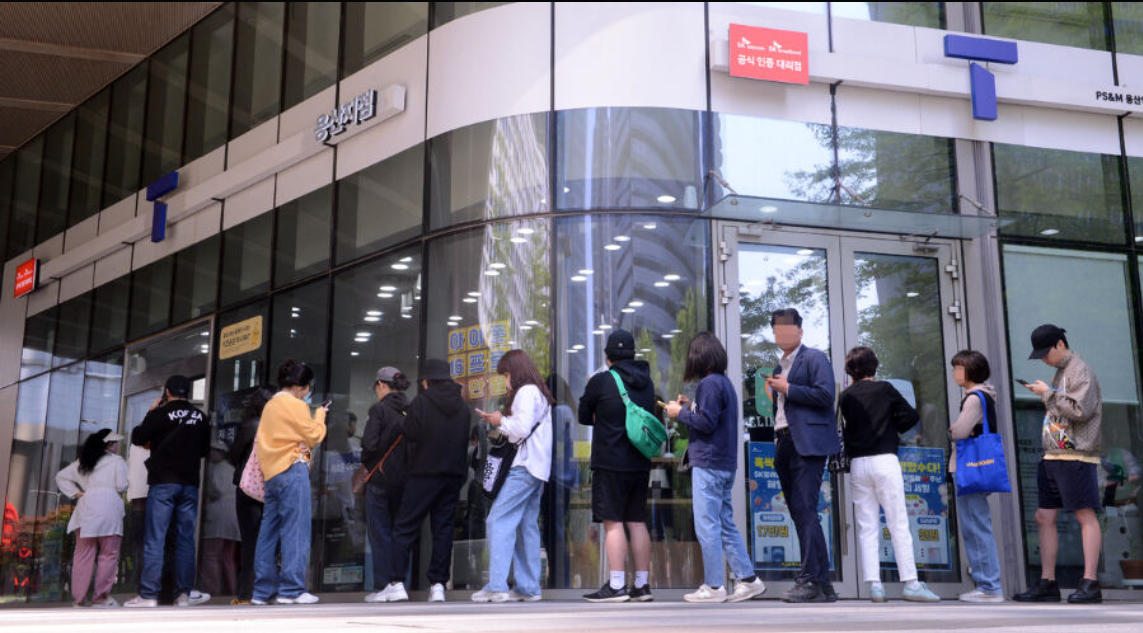 SK텔레콤 앞에서 사람들이 유심교체하려고 줄서있는 모습