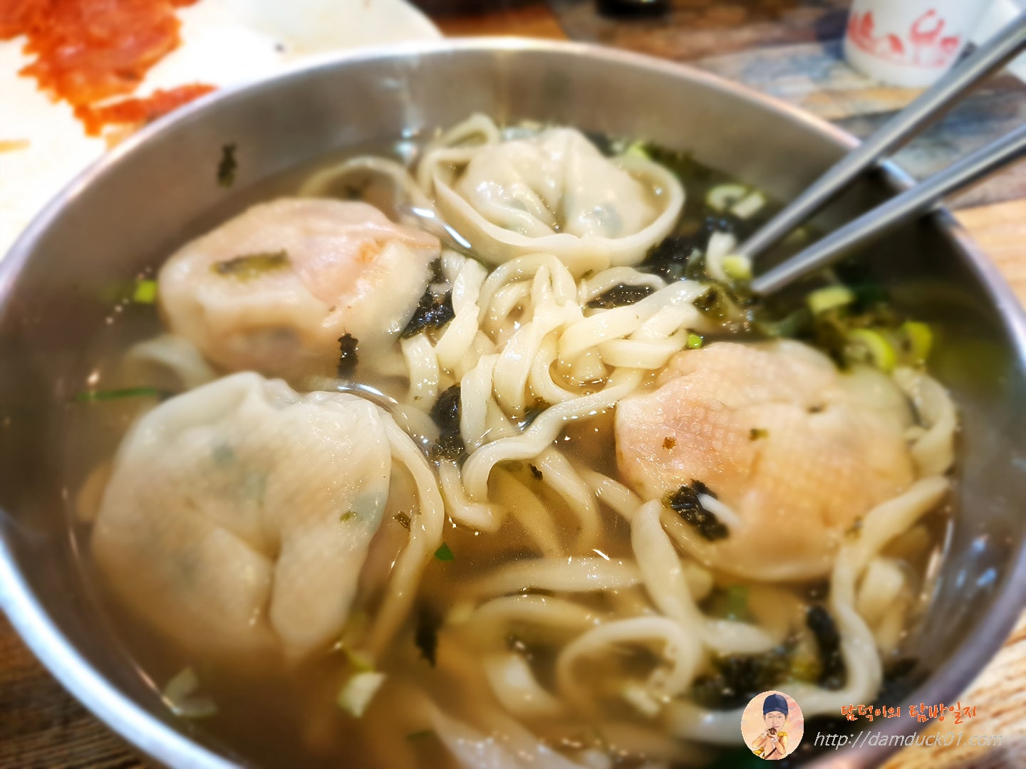 칼 만둣국에 고기만두 두 개, 김치만두 두 개.