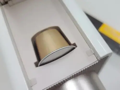 캡슐 넣는 사진