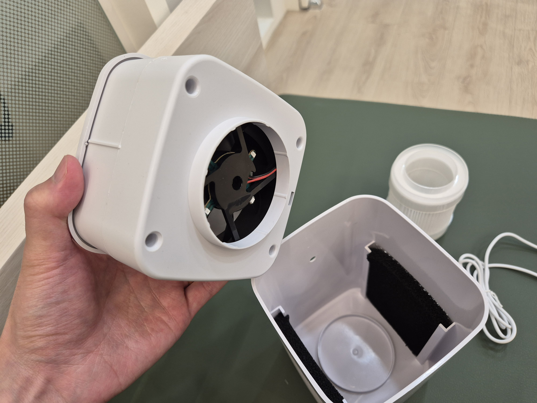 분해된 공기청정기 본체