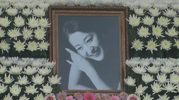 윤석화 향년 69세... 대한민국 큰 별이 지다