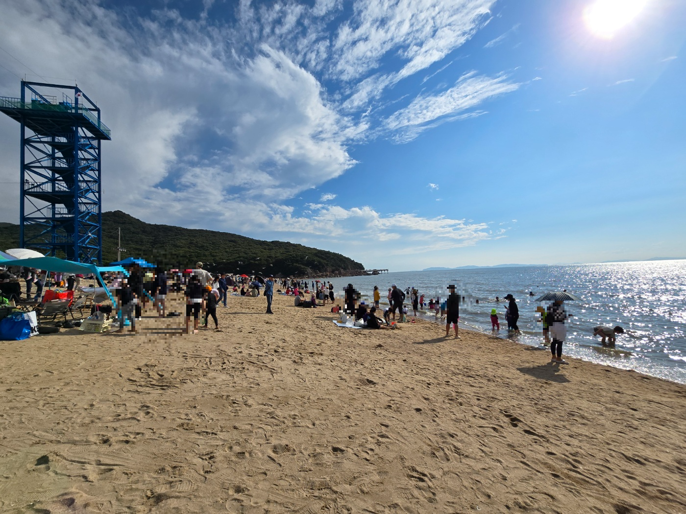 10월에도 물놀이를 즐기는 사람들