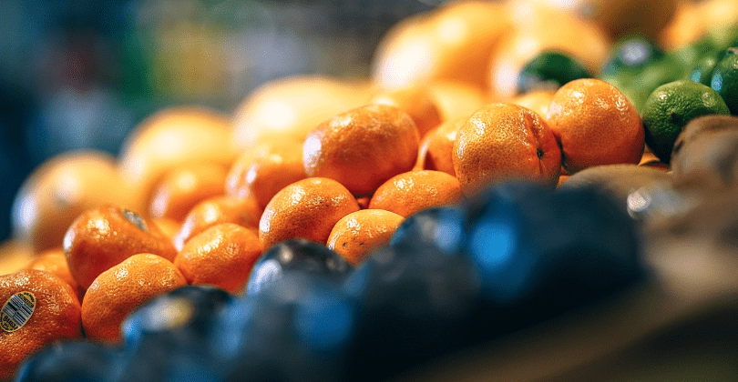 진열대에 쌓여 있는 귤