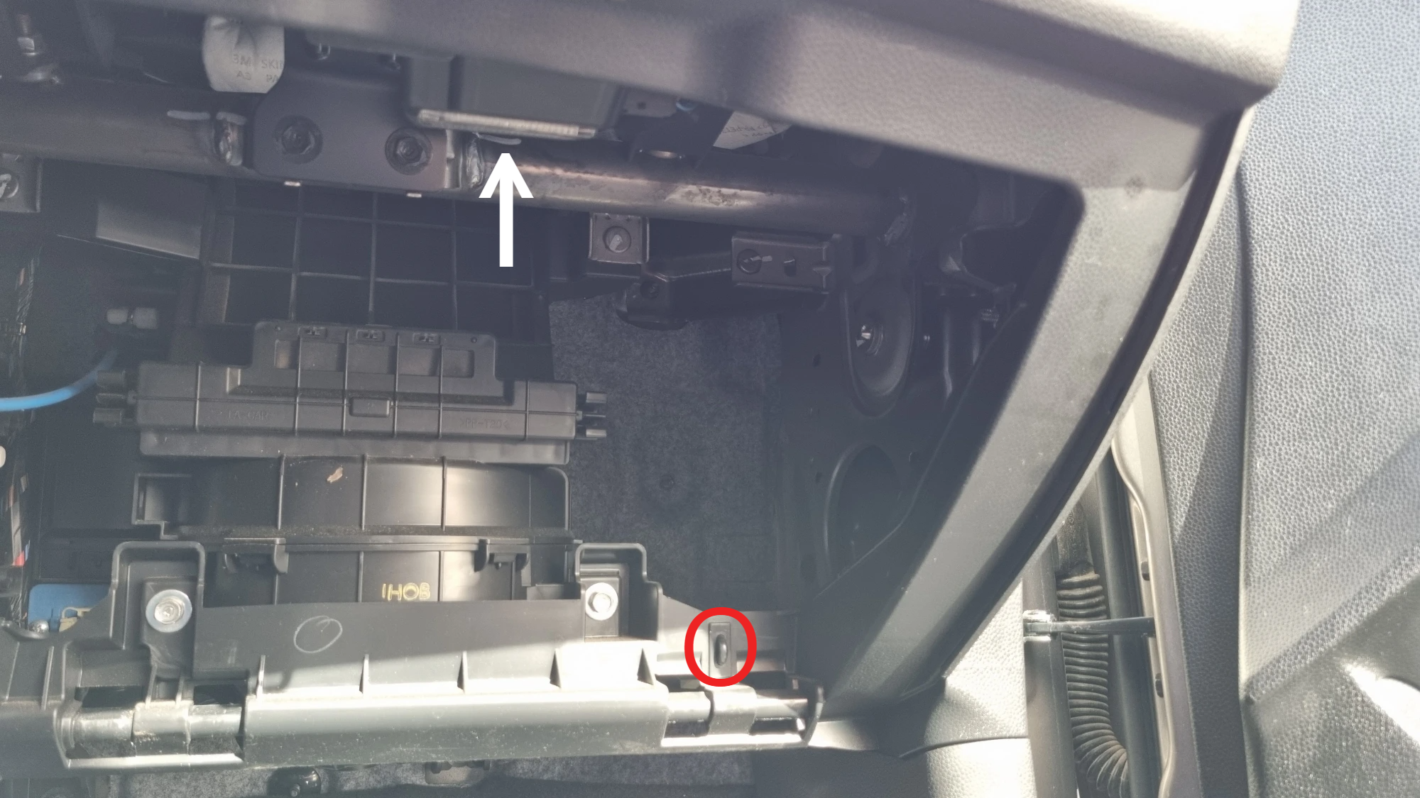 글로브박스 조명 스위치 위치