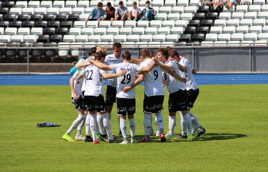 경기장에 모여있는 축구선수들