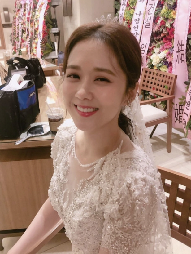 배우 장나라와 남편 정하철 감독의 결혼식 웨딩드레스 이미지