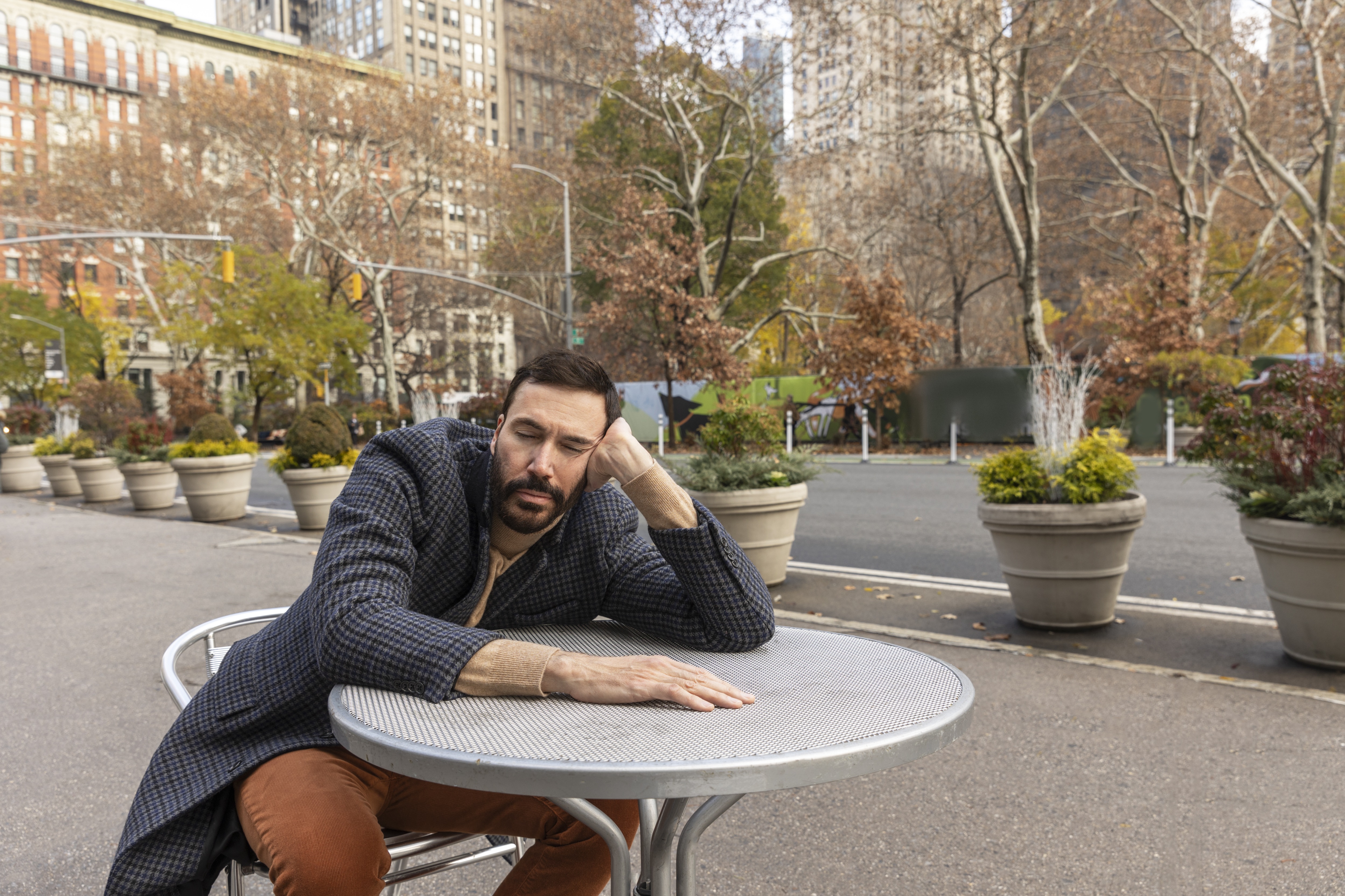 도심 속 작은 공원에서 휴식하는 직장인