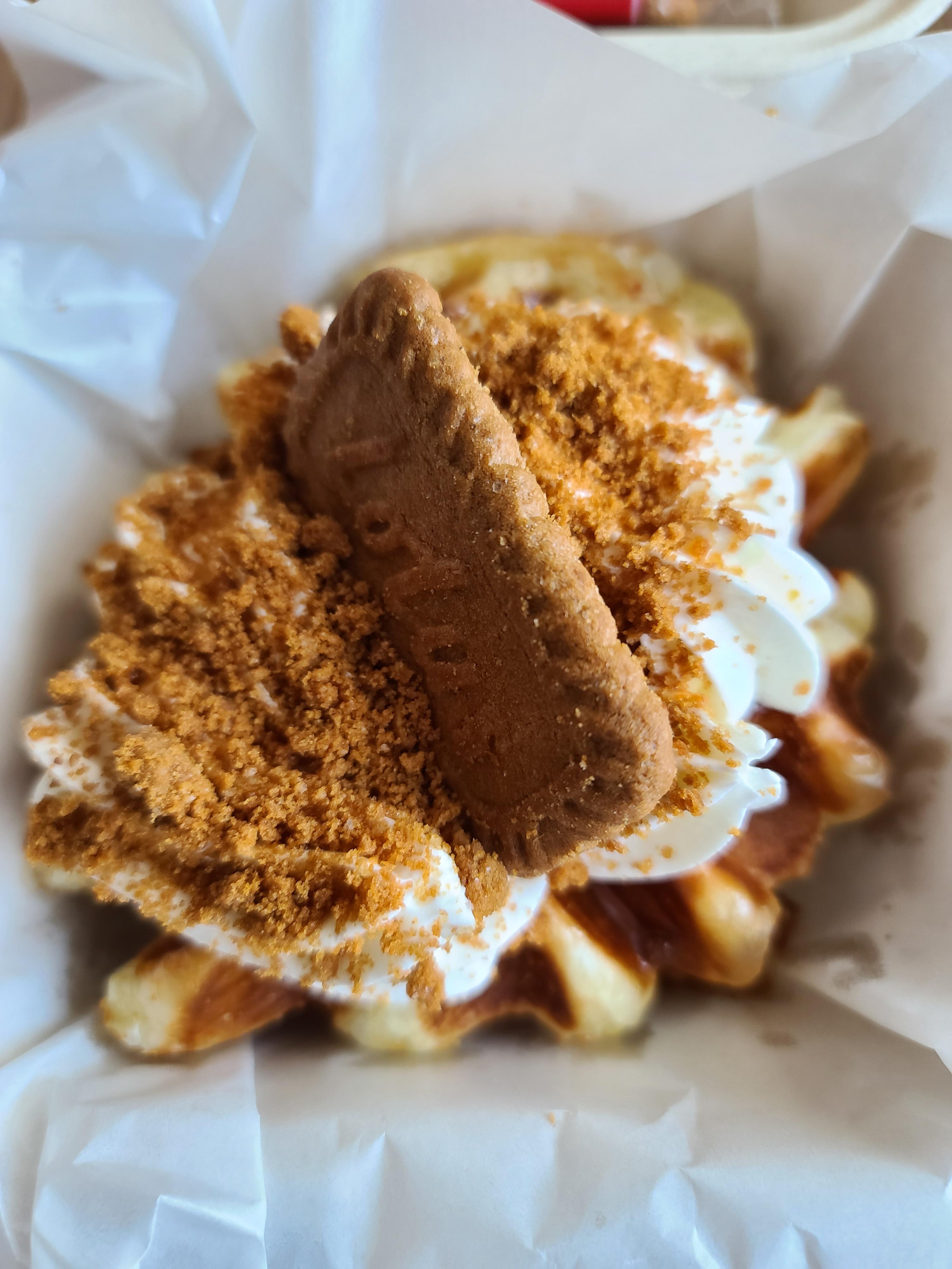 카라멜마끼야또와 크루아상와플과 고양이.