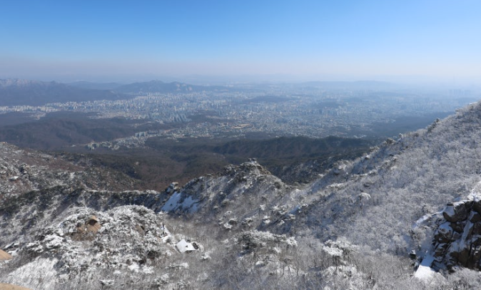 북한산 등산로에서 바라본 북쪽 풍경사진