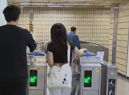 지하철 개찰구에 카드를 찍는 장면